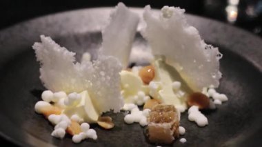 Keçi Sütü Panna Cotta Süt Pamuğu, Macadamia Fındığı ve Ballı