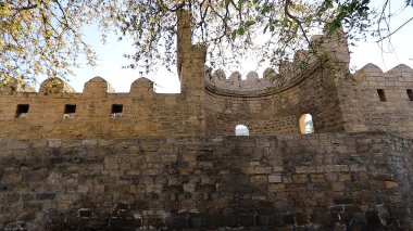 Bakü, Azerbaycan 'ın tarihi bölgesinde antik bir tuğla duvar.