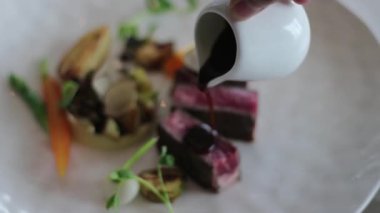 Siyah Angus kaburga gözü, Kış Sebze Karışımı, Karamelli Soğan ve Jus