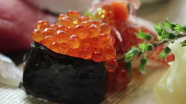 Bangkok 'ta bir Japon restoranında somon yumurtası suşisi.