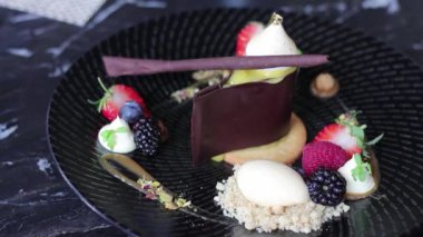 Yuzu Kreması, Limon Kreması, Karamel Sosu ve Ballı Dondurma