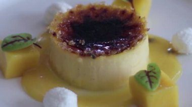 Çarkıfelek meyveli brulee ve hindistan cevizli krema. 