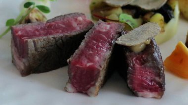 Siyah Angus kaburga gözü, Kış Sebze Karışımı, Karamelli Soğan ve Jus