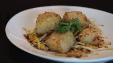 Kızarmış şalgam keki ve XO sosu.