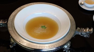 Ağır ateşte pişmiş üstün kuşlar Çin gümüşü bir çorba kasesine yuva yapar.