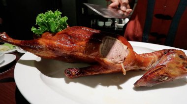 Izgara Pekin Ördeği Hong Kong Stili