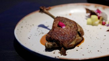 Tayland Baharatlı Ördek Masada Uyumlu