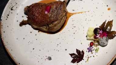 Tayland Baharatlı Ördek Masada Uyumlu