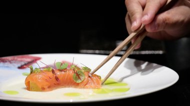 Somon Tiradito, Izgara Mango, Yuzu Lemon ve Cilantro Petrol
