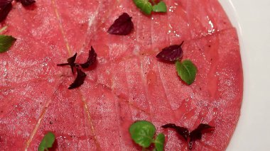 Umami Aioli, Micro Shiso ve White Truffle Oil ile Tuna Eringi Pizza