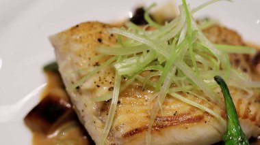 Grönland Halibut, Pan Seared, Japon mantarları ve Soya Beurre Blanc