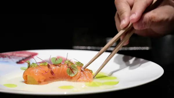 Somon Tiradito, Izgara Mango, Yuzu Lemon ve Cilantro Petrol