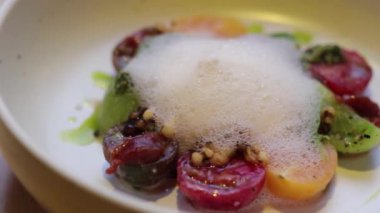 Dört çeşit domates ve kremalı bufalo sütlü burrata ile ferahlatıcı bir aperatif.