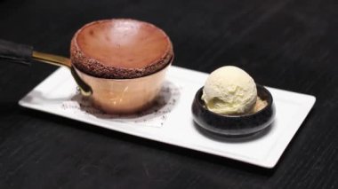 Valrhona Lava Suflesi Bangkok, Tayland 'da bir restoranda Yemek Masasında