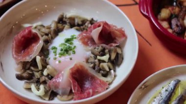 Yumurta, mantar ve jambon sotelenmiş.