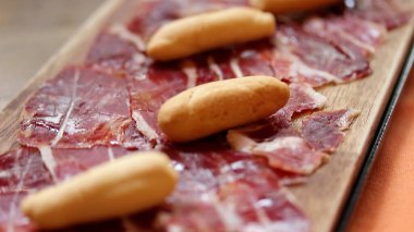 Klasik İspanyol aperatifi Jamon Iberico bir dilim kabuklu ekmekle servis edilir.