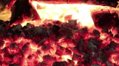 Büyük, alevli bir barbekü ızgarası ve yüksek ateşi var.