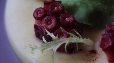 Kavrulmuş Akdeniz ahtapotu füme ıspanaklı kırmızı biber ve yumuşak beyaz yer mantarlı patates veloute. 