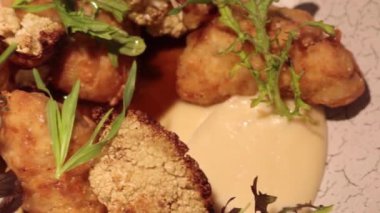 Kızarmış dana Uykuluk Karnabahar ve Krem Sosu ile servis edilir.