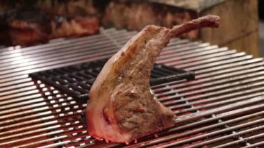 Izgarada füme barbekü domuz pirzolası.