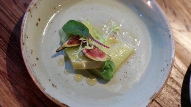 Izgara sardalya biberli peynirli okaliptüs, bal ve taze incir.