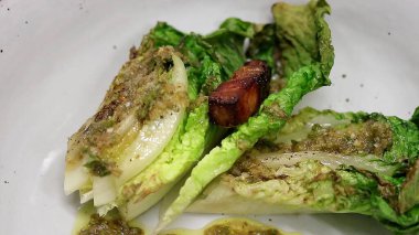 Ev yapımı pastırmalı ızgara salata.