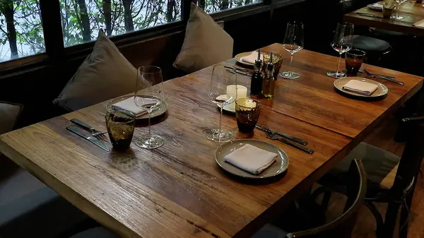 Bir İtalyan restoranında resmi masa ayarları