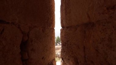 Dışı geniş, içi dar ok yarıkları, Ajloun Kalesi, Ürdün