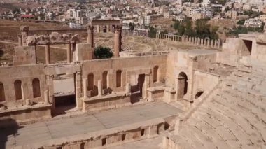 Ürdün 'ün En Büyük ve En Büyüleyici Roma Sitesi olan antik Jerash şehrindeki Kuzey Tiyatrosu