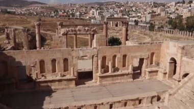Ürdün 'ün En Büyük ve En Büyüleyici Roma Sitesi olan antik Jerash şehrindeki Kuzey Tiyatrosu