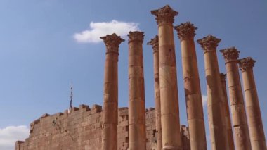 Ürdün 'ün En Büyük ve En Büyüleyici Roma Sitesi olan Jerash Antik Kentinde Görkemli Sütunlar