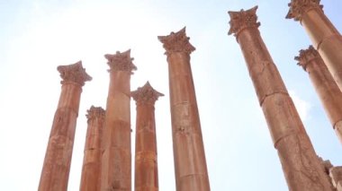 Ürdün 'ün En Büyük ve En Büyüleyici Roma Sitesi olan Jerash Antik Kentinde Görkemli Sütunlar