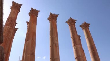 Ürdün 'ün En Büyük ve En Büyüleyici Roma Sitesi olan Jerash Antik Kentinde Görkemli Sütunlar