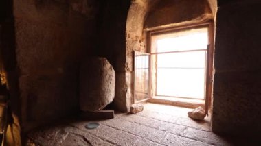 Ajloun arkeoloji müzesinde çeşitli çağlardan eserler sergileniyor.