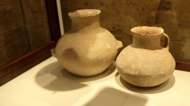 Farklı şekil ve boyutlarda çömlek saklama kavanozları, Jordan.