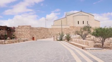 Ürdün 'deki Nebo Dağı' ndaki Musa Anıt Kilisesi Modern Binası.