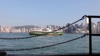 Bir feribot Hong Kong 'daki Victoria Limanı' ndan geçiyor.