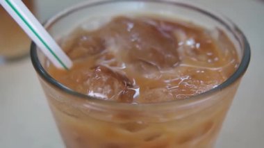 Bir bardak buzlu süt, Hong Kong usulü.