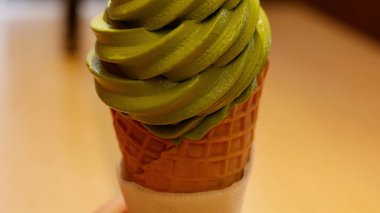 Japon usulü Uji matcha dondurma külahı.