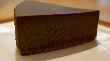 Beyaz tabakta Hojicha Cheesecake