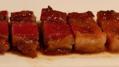 Barbekü domuz eti ve gevrek domuz eti.