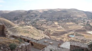 Ürdün 'deki Kerak Kalesi' nin etrafındaki vadilere bakıyor.