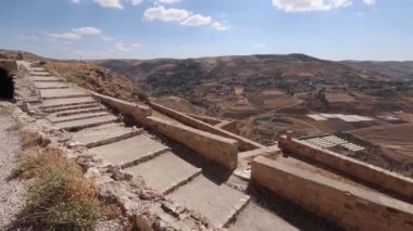 Ürdün 'deki Kerak Kalesi' nin etrafındaki vadilere bakıyor.