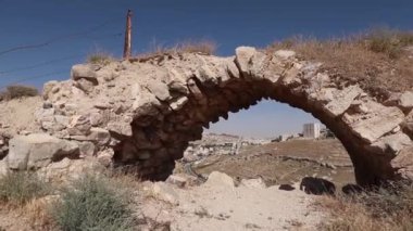 Ürdün 'deki Kerak Kalesi' nin etrafındaki vadilere bakıyor.