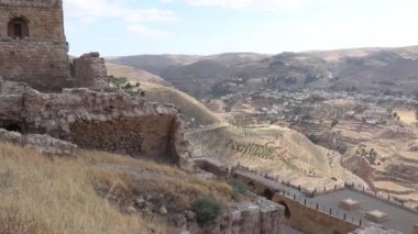 Ürdün 'deki Kerak Kalesi' nin etrafındaki vadilere bakıyor.