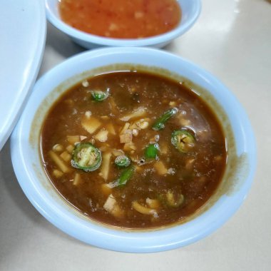 Tavuklu pilav için soslu biber ve zencefil.