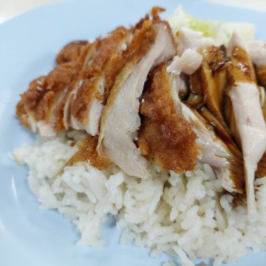 Bir tabak haşlanmış pilav ve kızarmış tavuk.