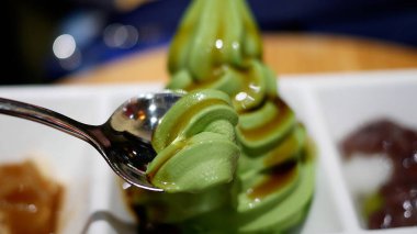 Kırmızı fasulyeli mochi, kibritçi yumuşak dondurma ve kahverengi şeker şurubuyla servis edilen jöle.