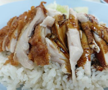 Bir tabak haşlanmış pilav ve kızarmış tavuk.