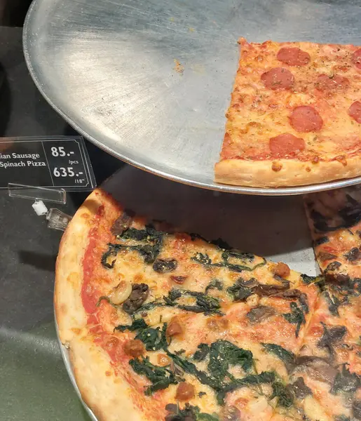 Pepperoni pizza ve İtalyan sosisi ve ıspanaklı pizza.
